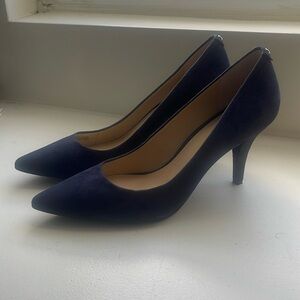 Like new Michael Kors navy pumps